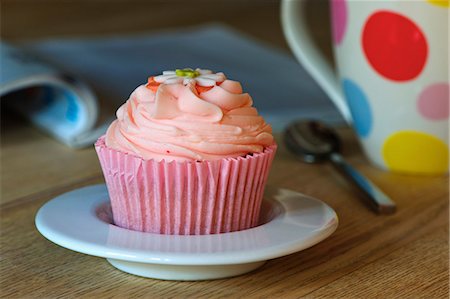 pink cupcake flowers - Close up of decorated cupcake Stock Photo - Premium Royalty-Free, Code: 649-06165122