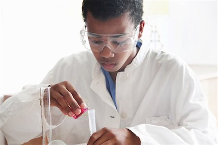 student (male) - Student working in science lab Foto de stock - Sin royalties Premium, Código: 649-06165146