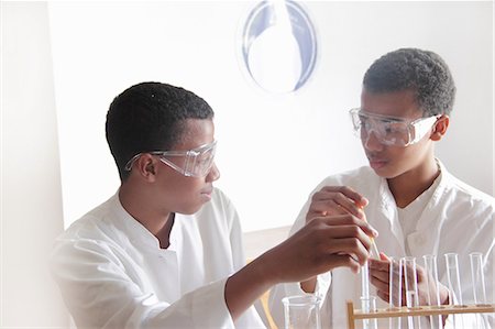 Students working in science lab Foto de stock - Sin royalties Premium, Código: 649-06165159