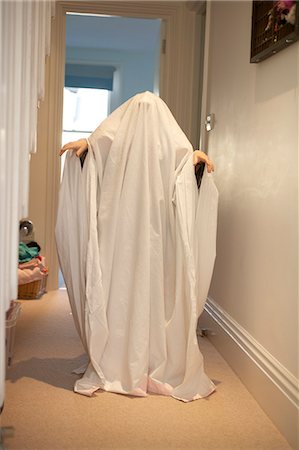 Enfant porte ghost costume d'Halloween Photographie de stock - Premium Libres de Droits, Code: 649-06165219