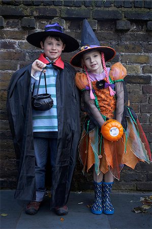 sorcière - Enfants vêtus de costumes d'Halloween Photographie de stock - Premium Libres de Droits, Code: 649-06165221