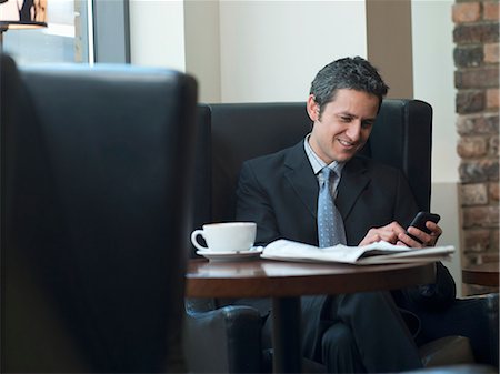 práctico - Businessman using cell phone in cafe Foto de stock - Sin royalties Premium, Código: 649-06165234