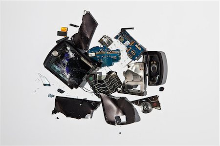 Pile of smashed cell phone parts Foto de stock - Sin royalties Premium, Código: 649-06165317