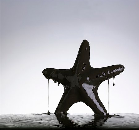 devastation - Starfish covered in oil Stock Photo - Premium Royalty-Free, Code: 649-06165310