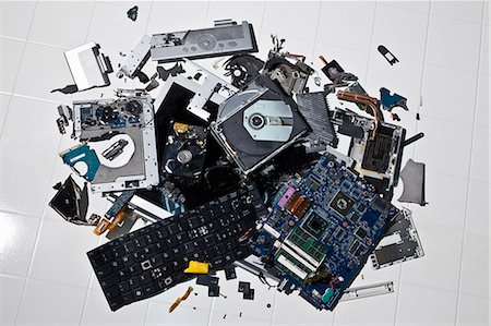 roto - Pile of smashed computer parts Foto de stock - Sin royalties Premium, Código: 649-06165311