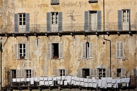 simsearch:625-02928660,k - Gros plan de la ligne de lavage sur l'ancien bâtiment Photographie de stock - Premium Libres de Droits, Code: 649-06165329