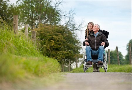 Woman pushing father in wheelchair Foto de stock - Sin royalties Premium, Código: 649-06304857