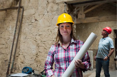 experto (hombre y mujer) - Construction worker carrying blueprints Foto de stock - Sin royalties Premium, Código: 649-06304875