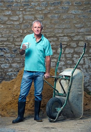 diy or home improvement - Man drinking tea in yard Foto de stock - Sin royalties Premium, Código: 649-06304902