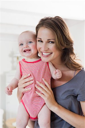 Smiling woman holding baby Foto de stock - Sin royalties Premium, Código: 649-06304942