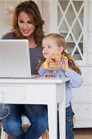 family shopping not groceries - Mother and daughter using laptop Foto de stock - Sin royalties Premium, Código: 649-06304951