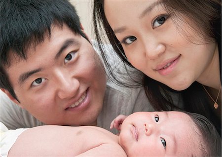 dad holding newborn baby - Gros plan des parents sourire avec bébé Photographie de stock - Premium Libres de Droits, Code: 649-06305039