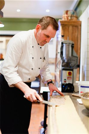 Chef at work in restaurant kitchen Foto de stock - Sin royalties Premium, Código: 649-06305061