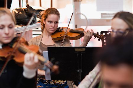 Violin player practicing with group Fotografie stock - Premium Royalty-Free, Codice: 649-06305077