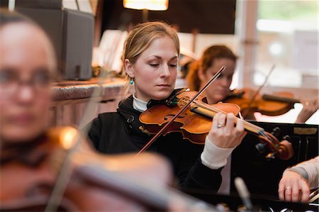 practicing (non sports) - Violin player practicing with group Stock Photo - Premium Royalty-Free, Code: 649-06305078