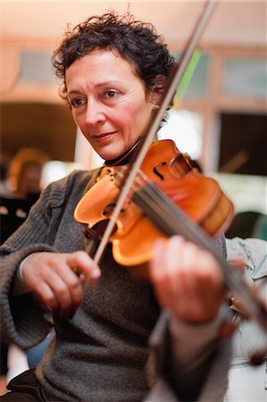 Violin player practicing with group Foto de stock - Sin royalties Premium, Código: 649-06305073