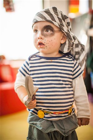 Boy wearing pirate costume Foto de stock - Sin royalties Premium, Código: 649-06305089