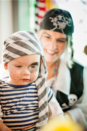 pirata - Mother and son wearing pirate costumes Foto de stock - Sin royalties Premium, Código: 649-06305091