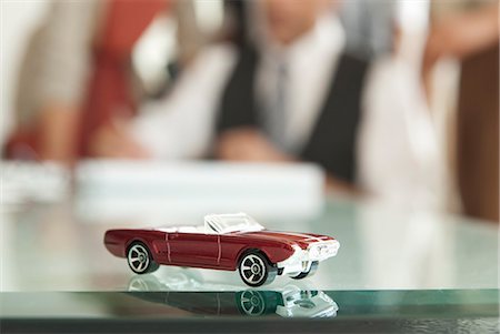 salesman with customer - Close up of toy car on desk Foto de stock - Sin royalties Premium, Código: 649-06305225