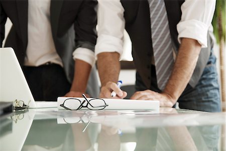 solution - Businessmen working together in office Foto de stock - Sin royalties Premium, Código: 649-06305223