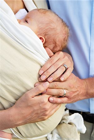 Couple holding infant outdoors Foto de stock - Sin royalties Premium, Código: 649-06305320