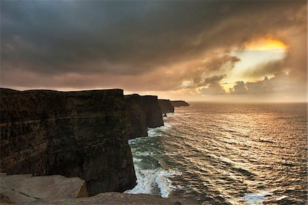 sunset cliffs - Nuages colorés sur les falaises côtières Photographie de stock - Premium Libres de Droits, Code: 649-06305359