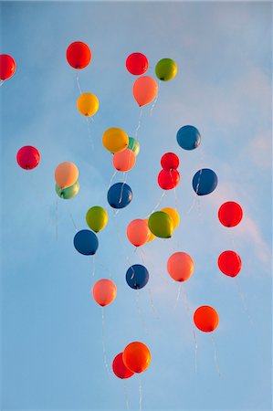 Bunch of balloons floating in sky Foto de stock - Sin royalties Premium, Código: 649-06305411