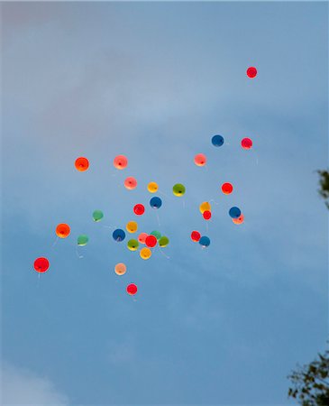 flotter (air) - Bouquet de ballons flottant dans le ciel Photographie de stock - Premium Libres de Droits, Code: 649-06305412