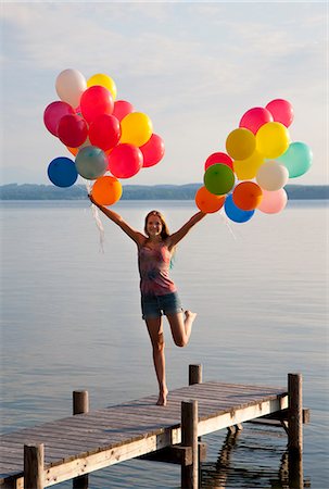 Teenage girl holding balloons on pier Foto de stock - Sin royalties Premium, Código: 649-06305427