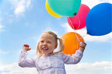 Mädchen mit Haufen Luftballons im freien Stockbilder - Premium RF Lizenzfrei, Bildnummer: 649-06305432
