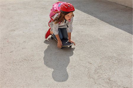 Girl riding skateboard outdoors Foto de stock - Sin royalties Premium, Código: 649-06305499
