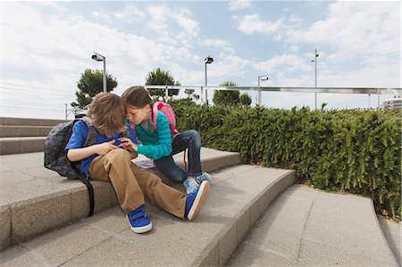 exam and boy - Children talking on steps outdoors Foto de stock - Sin royalties Premium, Código: 649-06305511