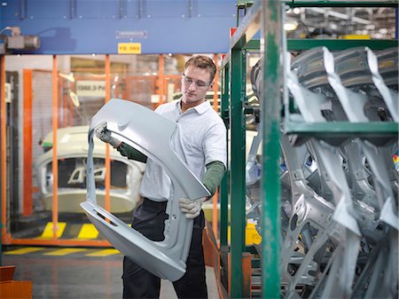 Inspection des pièces de voiture dans l'usine automobile de travailleur Photographie de stock - Premium Libres de Droits, Code: 649-06305597