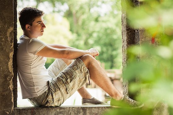 Man sitting in windowsill Photographie de stock - Premium Libres de Droits, Le code de l’image : 649-06305705