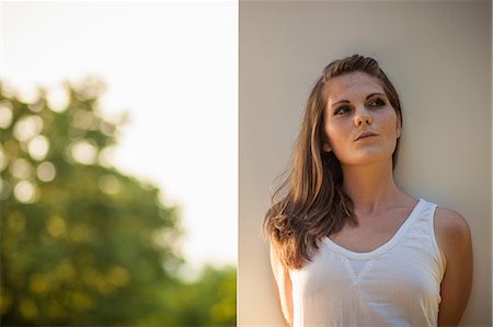 Woman leaning against wall outdoors Foto de stock - Sin royalties Premium, Código: 649-06305717