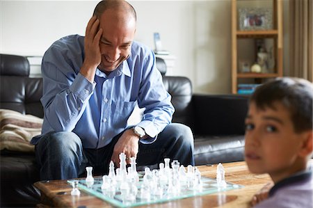 simsearch:649-03465794,k - Father and son playing chess together Foto de stock - Royalty Free Premium, Número: 649-06305735