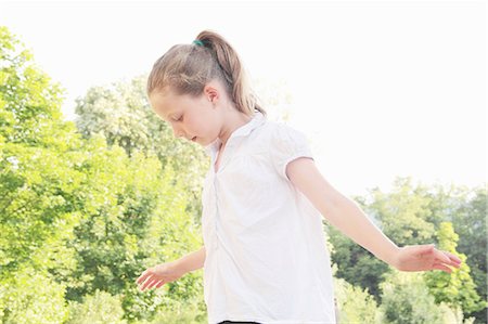 ponytail - Girl walking in meadow outdoors Foto de stock - Sin royalties Premium, Código: 649-06305828