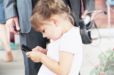 Toddler playing with cell phone Foto de stock - Sin royalties Premium, Código: 649-06305855