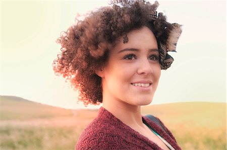 fokus auf vordergrund - Nahaufnahme von Womans lächelndes Gesicht Stockbilder - Premium RF Lizenzfrei, Bildnummer: 649-06305890