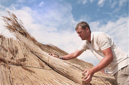 Man working on straw roof Foto de stock - Sin royalties Premium, Código: 649-06305891