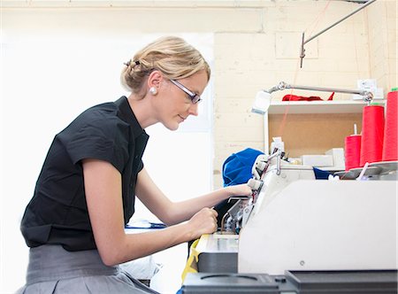 Worker sewing fabric in garment factory Foto de stock - Sin royalties Premium, Código: 649-06305909