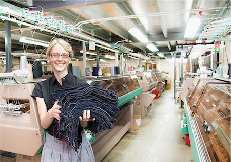 Worker with fabric in garment factory Foto de stock - Sin royalties Premium, Código: 649-06305900