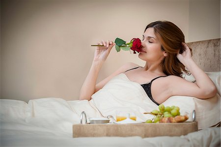 fünf sinne - Frau entspannend mit Frühstück im Bett Stockbilder - Premium RF Lizenzfrei, Bildnummer: 649-06305917