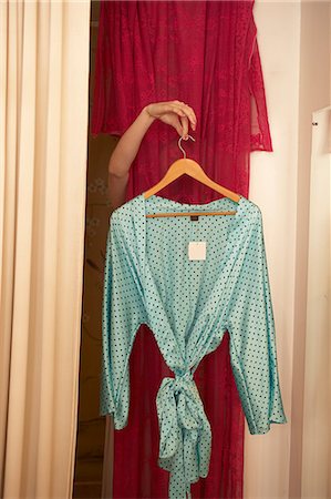 Woman trying on dress in store Foto de stock - Sin royalties Premium, Código: 649-06305992