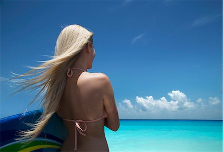 simsearch:841-06342803,k - Woman carrying boogie board on beach Fotografie stock - Premium Royalty-Free, Codice: 649-06352443