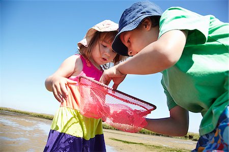 sonnenhut - Kinder untersuchen Fischernetze Stockbilder - Premium RF Lizenzfrei, Bildnummer: 649-06352468