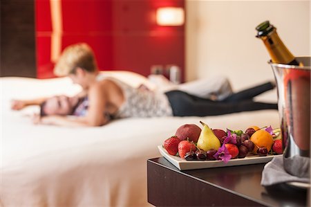 Couple relaxing on hotel room bed Foto de stock - Sin royalties Premium, Código: 649-06352505