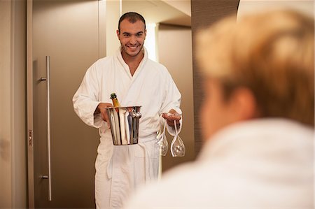 Man bringing girlfriend champagne Foto de stock - Sin royalties Premium, Código: 649-06352510