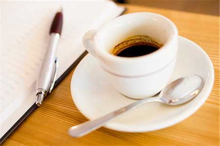 Close up of coffee cup, saucer and spoon Foto de stock - Sin royalties Premium, Código: 649-06352544