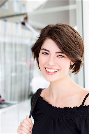 pelo corto - Close up of womans smiling face Foto de stock - Sin royalties Premium, Código: 649-06352557